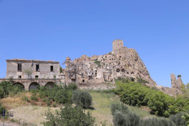 Krako harabelerinin manzarası, İtalya 'nın güneyindeki Basilicata bölgesindeki heyelan sonrasında terk edilmiş hayalet şehir.