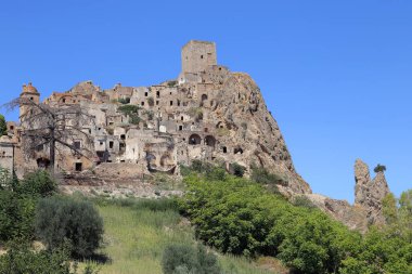 Krako harabelerinin manzarası, İtalya 'nın güneyindeki Basilicata bölgesindeki heyelan sonrasında terk edilmiş hayalet şehir.