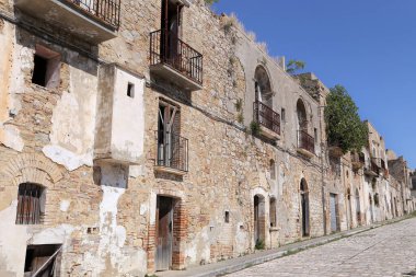 Krako harabelerinin manzarası, İtalya 'nın güneyindeki Basilicata bölgesindeki heyelan sonrasında terk edilmiş hayalet şehir.
