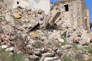 Krako harabelerinin manzarası, İtalya 'nın güneyindeki Basilicata bölgesindeki heyelan sonrasında terk edilmiş hayalet şehir.