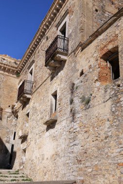 Krako harabelerinin manzarası, İtalya 'nın güneyindeki Basilicata bölgesindeki heyelan sonrasında terk edilmiş hayalet şehir.