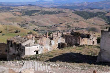 Krako harabelerinin manzarası, İtalya 'nın güneyindeki Basilicata bölgesindeki heyelan sonrasında terk edilmiş hayalet şehir.