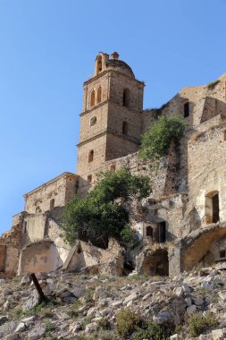 Krako harabelerinin manzarası, İtalya 'nın güneyindeki Basilicata bölgesindeki heyelan sonrasında terk edilmiş hayalet şehir.