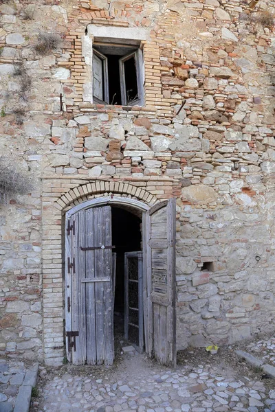 Szcenírozott Kilátás Craco Romok Szellemváros Elhagyott Után Földcsuszamlás Basilicata Régió — Stock Fotó