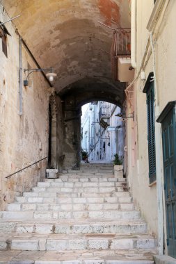 Matera, İtalya - 17 Ağustos 2020: Matera şehrinde tarihi bir bölge olan Sassi di Matera 'nın tarihi mağara konutlarıyla tanınıyor. Basilicata. İtalya