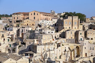 Matera, İtalya - 17 Ağustos 2020: Matera şehrinde tarihi bir bölge olan Sassi di Matera 'nın tarihi mağara konutlarıyla tanınıyor. Basilicata. İtalya