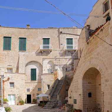 Matera, İtalya - 17 Ağustos 2020: Matera şehrinde tarihi bir bölge olan Sassi di Matera 'nın tarihi mağara konutlarıyla tanınıyor. Basilicata. İtalya