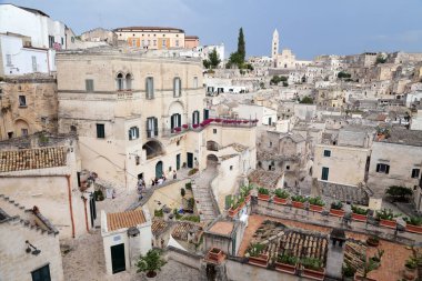 Matera, İtalya - 17 Ağustos 2020: Matera şehrinde tarihi bir bölge olan Sassi di Matera 'nın tarihi mağara konutlarıyla tanınıyor. Basilicata. İtalya