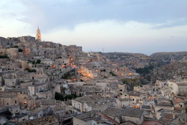 Matera, İtalya - 17 Ağustos 2020: Matera şehrinde tarihi bir bölge olan Sassi di Matera 'nın tarihi mağara konutlarıyla tanınıyor. Basilicata. İtalya