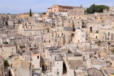 Matera, İtalya - 18 Ağustos 2020: Matera şehrinin tarihi bir bölgesi olan Sassi di Matera 'nın tarihi mağara konutlarıyla tanınıyor. Basilicata. İtalya