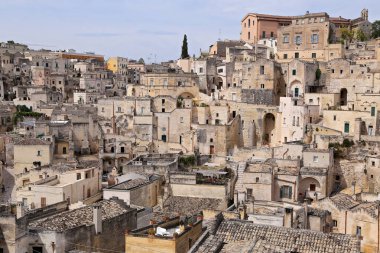 Matera, İtalya - 18 Ağustos 2020: Matera şehrinin tarihi bir bölgesi olan Sassi di Matera 'nın tarihi mağara konutlarıyla tanınıyor. Basilicata. İtalya