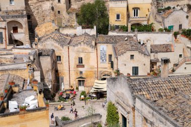 Matera, İtalya - 18 Ağustos 2020: Matera şehrinin tarihi bir bölgesi olan Sassi di Matera 'nın tarihi mağara konutlarıyla tanınıyor. Basilicata. İtalya
