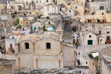 Matera, İtalya - 18 Ağustos 2020: Matera şehrinin tarihi bir bölgesi olan Sassi di Matera 'nın tarihi mağara konutlarıyla tanınıyor. Basilicata. İtalya