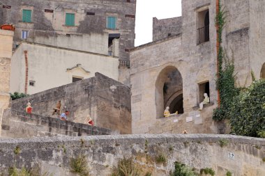 Matera, İtalya - 18 Ağustos 2020: Matera şehrinin tarihi bir bölgesi olan Sassi di Matera 'nın tarihi mağara konutlarıyla tanınıyor. Basilicata. İtalya