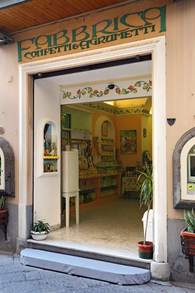 Fábrica de Limoncello no centro histórico de Sorrento — Fotografia de Stock