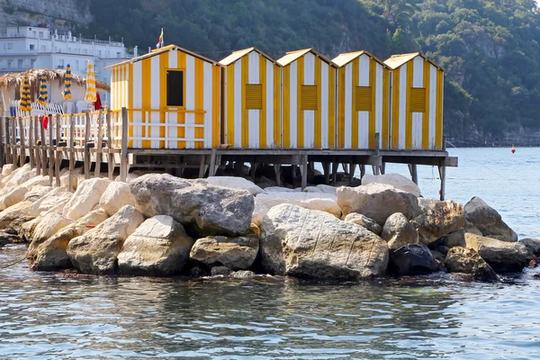 Den lilla oas med fiskebåtar och colorfull hus ligger på Via del Mare i Sorrento — Stockfoto