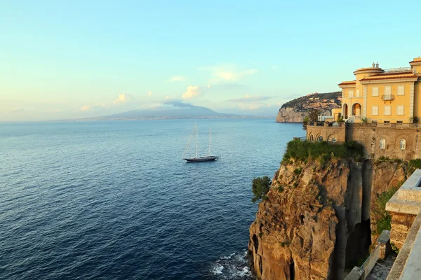 Widok wybrzeże Sorrento, Neapolu - Włochy — Zdjęcie stockowe