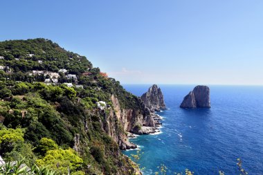 Muhteşem manzara ünlü faraglioni taş Capri Adası, İtalya. Capri