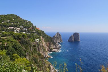 Muhteşem manzara ünlü faraglioni taş Capri Adası, İtalya. Capri