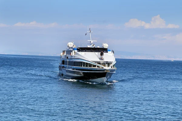 Kontrollera bärplansbåt till hamnen i Sorrento — Stockfoto