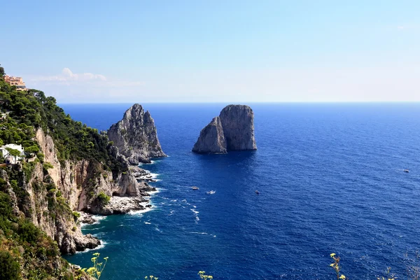 Gorgeous landscape of famous faraglioni rocks on Capri island, Italy. Capri — Stock Photo, Image