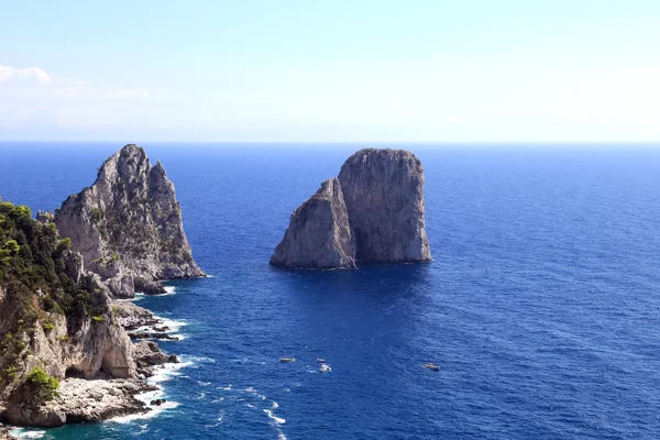 Upea maisema kuuluisa faraglioni kiviä Capri saarella, Italiassa. Capri — kuvapankkivalokuva