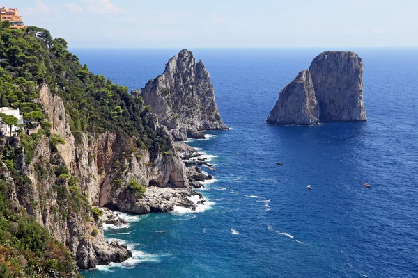 Nádherná krajina skály faraglioni slavných na ostrov Capri, Itálie. Capri — Stock fotografie