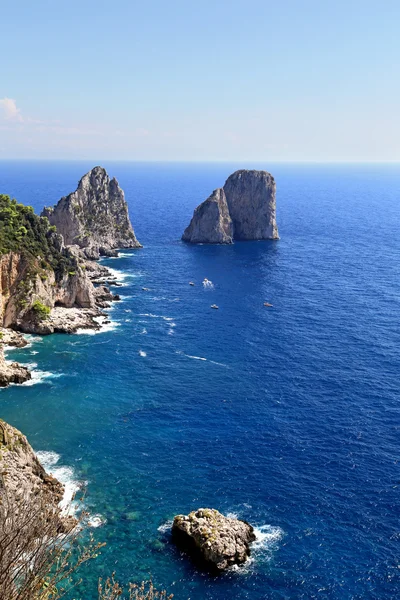 意大利卡普里岛上的著名巨贾岩石的绚丽景观。卡普里岛 — 图库照片