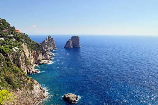 Великолепный пейзаж знаменитых скал Фаральони на острове Капри, Италия. Капри — стоковое фото