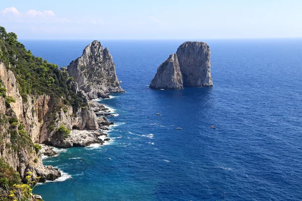 Underbara landskap av berömda faraglioni-klipporna på ön Capri, Italien. Capri — Stockfoto