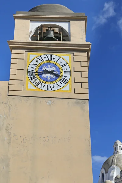 Torre del reloj en el centro de la isla de Capri en día claro — Foto de Stock