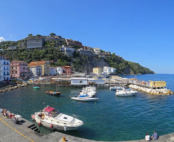 O pequeno refúgio com barcos de pesca e casas coloridas está localizado na Via del Mare em Sorrento — Fotografia de Stock
