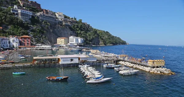 O pequeno refúgio com barcos de pesca e casas coloridas está localizado na Via del Mare em Sorrento — Fotografia de Stock