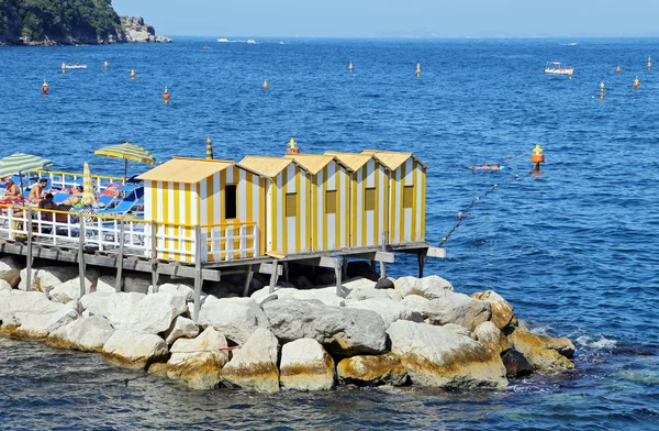 De kleine haven met vissersboten en kleurrijke huizen is gelegen aan de Via del Mare in Sorrento — Stockfoto