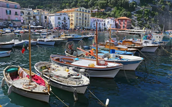 O pequeno refúgio com barcos de pesca e casas coloridas está localizado na Via del Mare em Sorrento — Fotografia de Stock