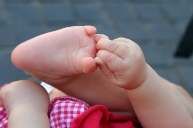 Elleri ve ayakları ile yeni doğan çalış