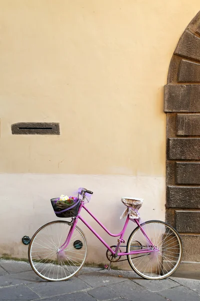 Винтажный велосипед на красивых улицах маленьких итальянских деревень — стоковое фото