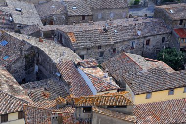 Bolsena (Viterbo, Lazio, İtalya): tipik kiremitli çatıları eski 
