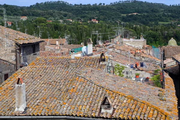 Bolsena (viterbo, lazio, italien): typische Ziegeldächer der alten — Stockfoto