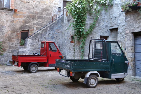 BOLSENA, ITALIA - 28 DE JUNIO DE 2015: pintoresca calle vieja con morada —  Fotos de Stock