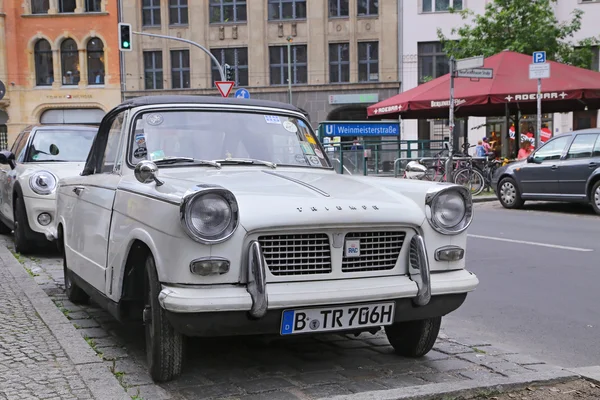 Voiture rétro britannique Triumph dans le quartier Mitte — Photo