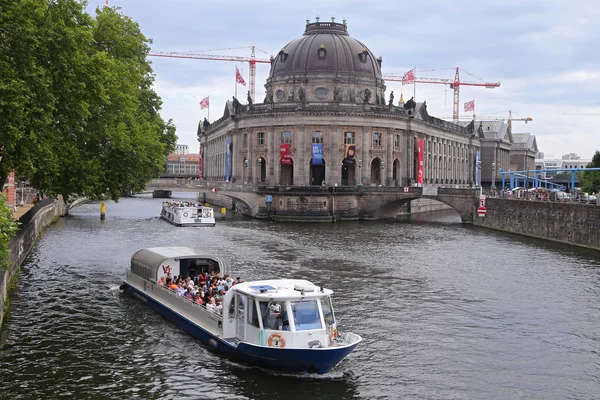 Museu Ilha no rio Spree no centro de Berlim em 25 de julho de 2015 -, Alemanha, Europa — Fotografia de Stock