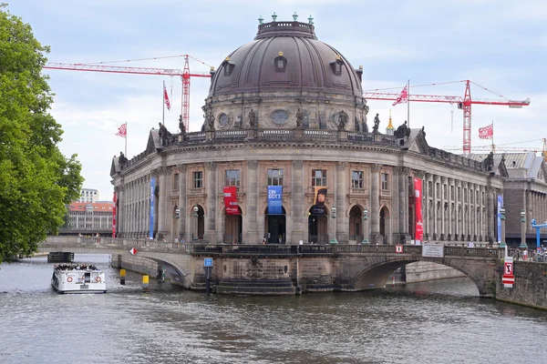Museu Ilha no rio Spree no centro de Berlim em 25 de julho de 2015 -, Alemanha, Europa — Fotografia de Stock
