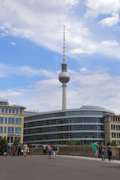 Berlin - 25. juli: spaziergang auf der Museumsinsel im zentrum berlins am 25. juli 2015 - deutschland, europa — Stockfoto