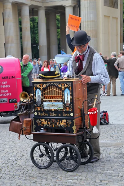 Musicien de rue non identifié dans la rue de Berlin — Photo