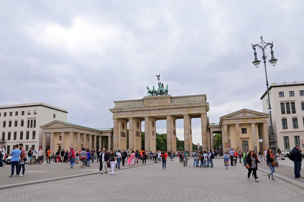 Πολλοί άνθρωποι επισκέπτονται την πύλη του Βρανδεμβούργου, του Βερολίνου, στις 27 Ιουλίου 2015 - Γερμανία — Φωτογραφία Αρχείου