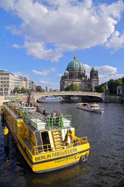 Vista exterior de edifícios e um barco no rio Spree em Berlim em 26 de julho de 2015 - Alemanha. O Spree é um rio que atravessa Berlim . — Fotografia de Stock