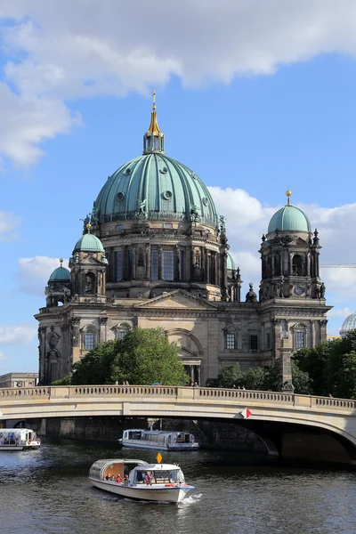 BERLINO - 26 LUGLIO: Cattedrale di Berlino. Tedesco Berliner Dom. Un famoso punto di riferimento sull'isola dei musei a Mitte , — Foto Stock
