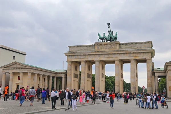 Muitas pessoas visitam o portão de Brandemburgo de Berlim, em 27 de julho de 2015 - Alemanha — Fotografia de Stock
