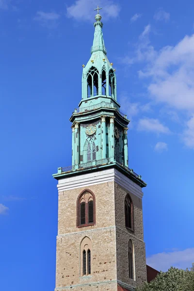 Conocido en alemán como Marienkirche, situado en el centro de Berlín, cerca de Alexanderplatz el 26 de julio de 2015 Alemania — Foto de Stock